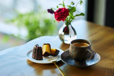 店内ではこだわりのコーヒーや紅茶をはじめ、至福のカヌレや至福のアイスを召し上がっていただけます。 - FLOWERS & RETREAT ENKI 隠れ家的レンタルスペースの室内の写真