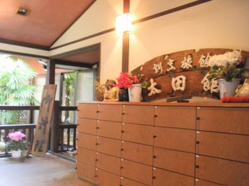 玄関の下駄箱 - 割烹旅館　太田館 【桜の間】多目的和室(16畳)の入口の写真