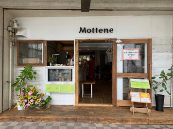 Motteneという店舗の奥、２Fが貸切スペースになります。 - 株式会社UNIQUE HOMES Livingスペース2F の入口の写真