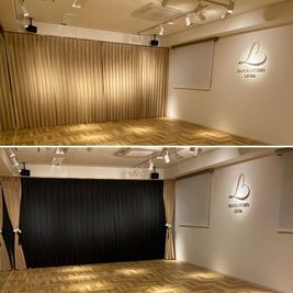 カーテンは、ゴールド ベージュと黒の２種類。雰囲気を用途に応じて変えられます。 - Dance Studio Linda 中目黒 レンタルダンススタジオの室内の写真