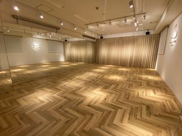 【中目黒６分】大きな鏡と天井高、スタイリッシュなダンススタジオ。ヨガ、ピラティス、撮影など多目的に使えます！ - Dance Studio Linda 中目黒