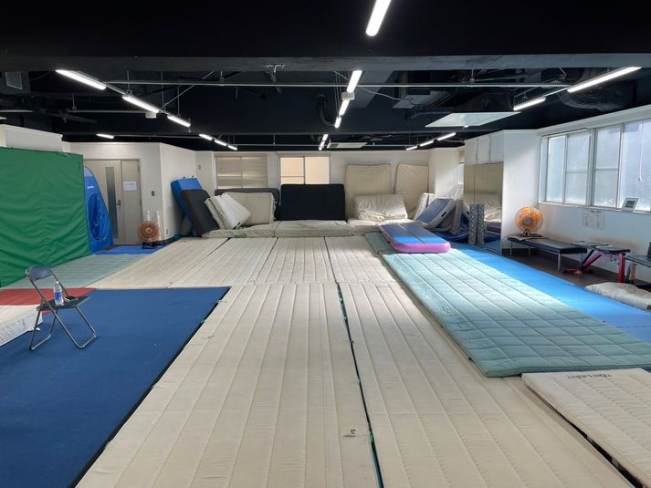 THビル3階Aルーム 体操教室などの用途に対応可能なスペースの室内の写真