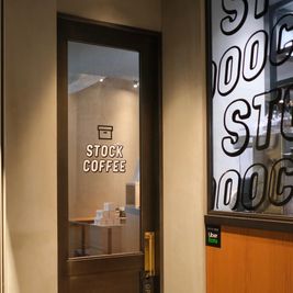 ポップアップストアや展示販売におすすめの無機質なイベントスペース STOCK　COFFEEの入口の写真