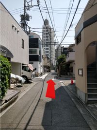 鈴木医院の向かいの細い路地の先の十字路をまっすぐ進む - カルパ音楽スタジオ 【カルパ音楽スタジオ】グランドピアノ付き完全防音室の外観の写真