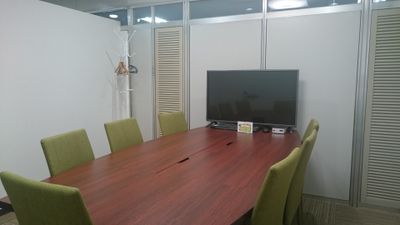 東梅田センターオフィス会議室 会議室A→完全な個室の室内の写真