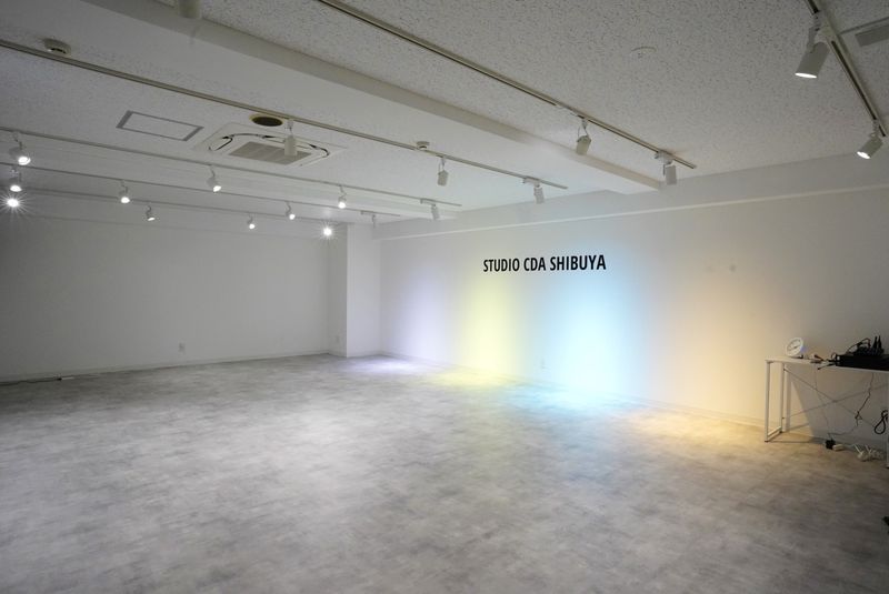 カラフルで調色可能な照明が特徴のスタジオとなっています。 - レンタルスタジオ「STUDIO CDA SHIBUYA」 STUDIO CDA SHIBUYAの室内の写真