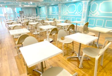 カフェレイアウト例
スペースの壁色に合わせた白ベースの椅子とテーブルをご希望数お使いいただけます。 - 池袋AKビル・2Fカフェイベントスペース 池袋AKビル2F・カフェイベントスペースの室内の写真