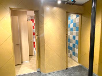 男女別トイレの用意がございます。（通常時は扉が閉まっている状態です） - 池袋AKビル1F・ライブハウスの設備の写真