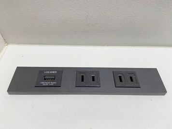 電源×2／USB×1 - GARAGE MACHIDA 町田フリードリンク付レンタル個室/駐車場無料の設備の写真