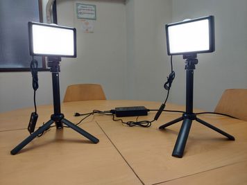 LEDビデオライト×2（双方向から当てられます） - GARAGE WASEDA 就活生にもおすすめ！コワーキング・自習室の設備の写真