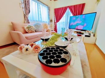 ロココ川口へようこそ☆
3/3以降、ガラステーブルはございません - パーティ・誕生日会【コンビニ0分】オオノビル305「ロココ川口」 ハロウィン🎃2面採光✨ママ会👶優しい日差し💗癒し系スペースの室内の写真