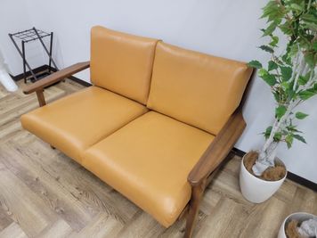 エントランスには二人掛けのソファもございます。 - オンタイムセミナー会議室 -土日祝日のレンタル開始- ＜オンタイムセミナー会議室＞⭐️最大20名収容⭐の入口の写真