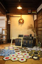レトロなラジオやカメラをディスプレイして、タイムスリップしたかのようなスタジオに。
 - 宮川徳三郎商店 アンティーク着物店のレンタルスペースの室内の写真