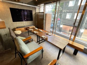 最大8人掛けソファ　65インチテレビ - 曾根崎204 貸切カフェ　こちらは飲食プラン 持ち込み不可ですの室内の写真