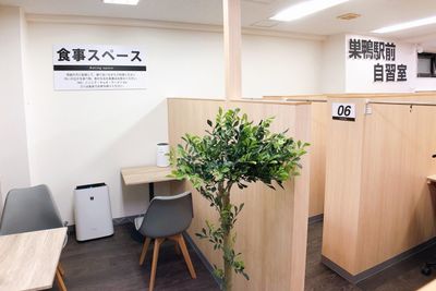 自習ブースではお食事ができません。専用の食事スペースでお願いします - 自習室 KAKOI 巣鴨駅前店 指定席：14番（半個室ブース）の室内の写真