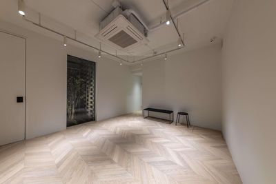 ラウンジスペース（２０平米）
スポットライト付き、展示会に最適
控室としてもご利用いただけます
 - ＳＰＡＴＩＵＭ　ＧＩＮＺＡ　ＰＯＮＹの室内の写真