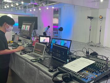 ライブ配信のご利用も。機材は全てありますのでご相談ください。70インチのテレビやモニター、モニター、スピーカ、照明機材完備。 - ワンクロ中目黒スタジオ レンタルスタジオ 多目的スペース 中目黒駅前の設備の写真