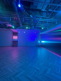 背景は、ステンレス、白壁、アミ、ネオン管の柱などシチュエーションを選んで頂けます。 - ワンクロ中目黒スタジオ レンタルスタジオ 多目的スペース 中目黒駅前の室内の写真