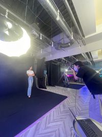 撮影も可能です。プロのカメラマンも手配可能ですのでご相談ください。（大型の黒バックもあります） - ワンクロ中目黒スタジオ レンタルスタジオ 多目的スペース 中目黒駅前の設備の写真