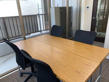 4人がゆったり座れる大きなデスクと椅子です。 - 佑啓塾　ナレッジベース 河内松原3分/ 爆速Wi-Fiの会議室・自習室/ リモートワークの室内の写真