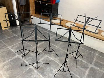 譜面台５台ご用意しております！⚠️⚠︎利用後には必ず折りたたんで片付けてください！⚠︎⚠︎ - JK Studio 三宮 ウエストモンドビルB1 【地域最安値❗1500 -> 777円】ダンスレッスンスタジオの室内の写真