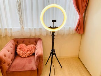 【有料オプション】撮影用照明　18インチ LEDリングライト - レンタルスペース 袋町１０Ｆ貸切スペースの室内の写真