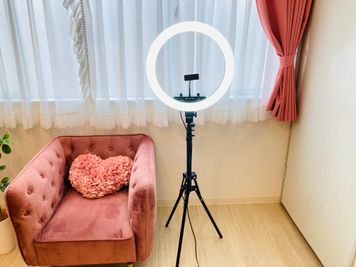 【有料オプション】撮影用照明　18インチ LEDリングライト - レンタルスペース 袋町１０Ｆ貸切スペースの室内の写真