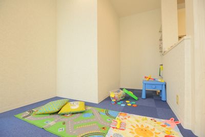 キッズスペースもあるので、親子連れでも安心。 - L’avenir Hathor あびこ店 レンタルサロン　ヘアスペースの設備の写真