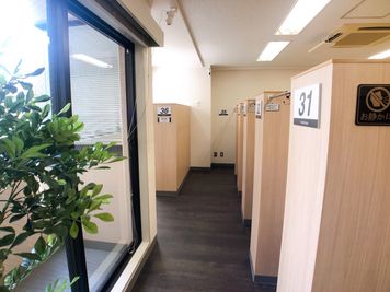 広くて、明るくて清潔感がある自習室と評価を頂いております。 - 自習室 KAKOI 巣鴨駅前店 指定席：24番（半個室ブース）の室内の写真