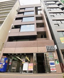 こちらのビルの５Fに巣鴨駅前自習室がございます。 - 自習室 KAKOI 巣鴨駅前店 指定席：24番（半個室ブース）の外観の写真