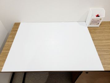 シート状の薄型ホワイトボードです。 - ビステーション新横浜 個室ドロップイン　6名部屋の設備の写真