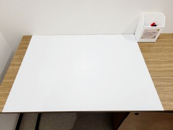 シート状のホワイトボードです。メモ等にご利用ください。 - ビステーション新横浜 【モニター付個室】個室ドロップイン ２の設備の写真