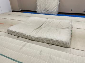 エバマット貸出無料 - THビル2階Aルーム 多目的スペース（会議室、セミナールーム、ダンススタジオ）の室内の写真