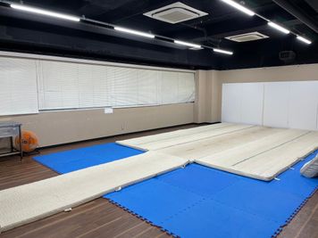ロンダートバク転などのつなぎ技にも最適 - THビル2階Aルーム 多目的スペース（会議室、セミナールーム、ダンススタジオ）の室内の写真