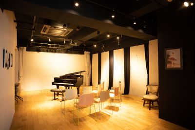 最大着席２２名 - ミレートス スタジオ（撮影、展示会、ピアノ弾きあい）の室内の写真