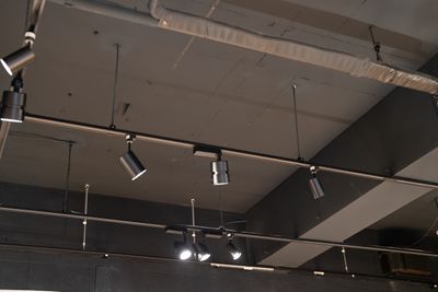 可動式LEDスポット - ミレートス スタジオ（撮影、展示会、ピアノ弾きあい）の室内の写真