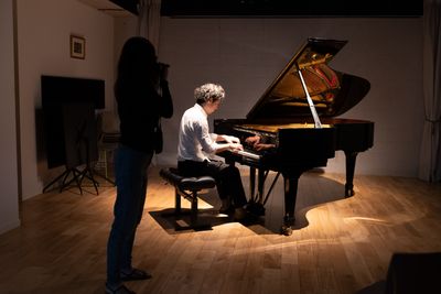 ピアニストポートレートに最適 - ミレートス スタジオ（撮影、展示会、ピアノ弾きあい）の室内の写真