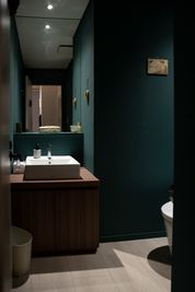 広々としたトイレ - ミレートス スタジオ（撮影、展示会、ピアノ弾きあい）の室内の写真