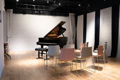 ピアノを囲んだ少人数コンサート（夜） - ミレートス スタジオ（撮影、展示会、ピアノ弾きあい）の室内の写真
