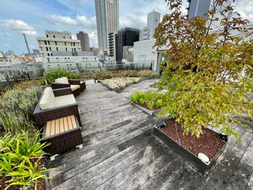 【テラス内には多くの植え込みがあり景色に色を添えます】 - ザ・パークハビオ新宿 屋上スペースの室内の写真