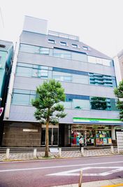 中目黒駅から徒歩90秒の好立地、目の前はGTテラスとなります。スターバックスや他飲食店、高さ2メートル強可能な大型駐車場もあります。 - ワンクロ中目黒スタジオ レンタルスタジオ 多目的スペース 中目黒駅前の外観の写真
