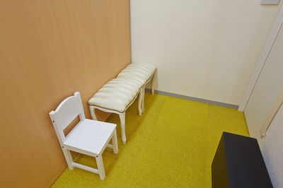 椅子／ミニテーブルは複数有り - パンテサロン【横浜センター北駅前】🎹ピアノ📶WIFI 防音室Ａ【駅前１分】🎵グランドピアノの設備の写真