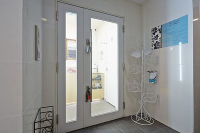 店舗入り口（縦長の棒を引くとドアが開きます！） - パンテサロン【横浜センター北駅前】🎹ピアノ📶WIFI 防音室Ａ【駅前１分】🎵グランドピアノの入口の写真