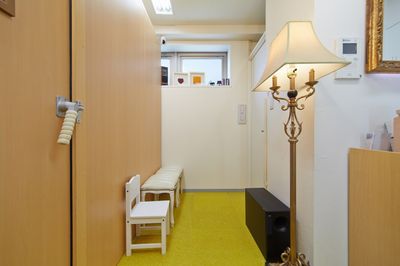 お子様用椅子あり - パンテサロン【横浜センター北駅前】🎹ピアノ📶WIFI 防音室Ａ【駅前１分】🎵グランドピアノの設備の写真