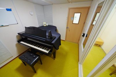 足台／ダイキン最新空気清浄機／ミニホワイトボード／全身鏡／メトロノーム／譜面台有り - パンテサロン【横浜センター北駅前】🎹ピアノ📶WIFI 防音室Ａ【駅前１分】🎵グランドピアノの室内の写真