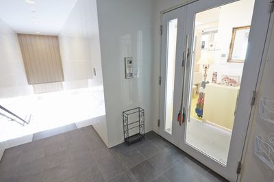 階段を上がってすぐの左が防音室のある店舗となります - パンテサロン【横浜センター北駅前】🎹ピアノ📶WIFI 防音室Ａ【駅前１分】🎵グランドピアノの入口の写真