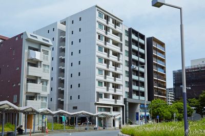 バス停と建物外観（建物の前には駅前バス停がずらり！地下通路駐車場出入り口もあります） - パンテサロン【横浜センター北駅前】🎹ピアノ📶WIFI 防音室Ａ【駅前１分】🎵グランドピアノの外観の写真