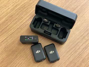 高性能マイク（DJI Mic）USB-C、Lightning、3.5mm TRSのポートがあり、スマートフォン、ノートパソコンなどほとんどと互換性あり - コワーキングスペースAxEL,-アクセル- 動画撮影、オンライン配信スタジオの設備の写真