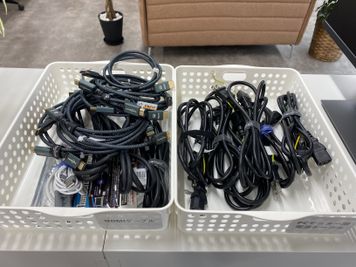 モニター用電源コード、HDMI（TipeCへの変換機もございます） - STAYUP湘南藤沢店 【TELブース①】高速Wi-Fi＆有線LAN完備！の設備の写真