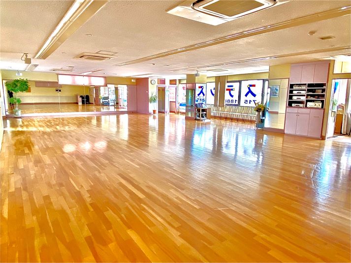広さ１４０㎡！幅８mの鏡、天然木のフロア。気持ちの良い空間です♪ - ワールドステップ(社交ダンス&レンタルスタジオ) 横浜の安くて広いレンタルスペース。１４０㎡ ♪駅徒歩１分の室内の写真